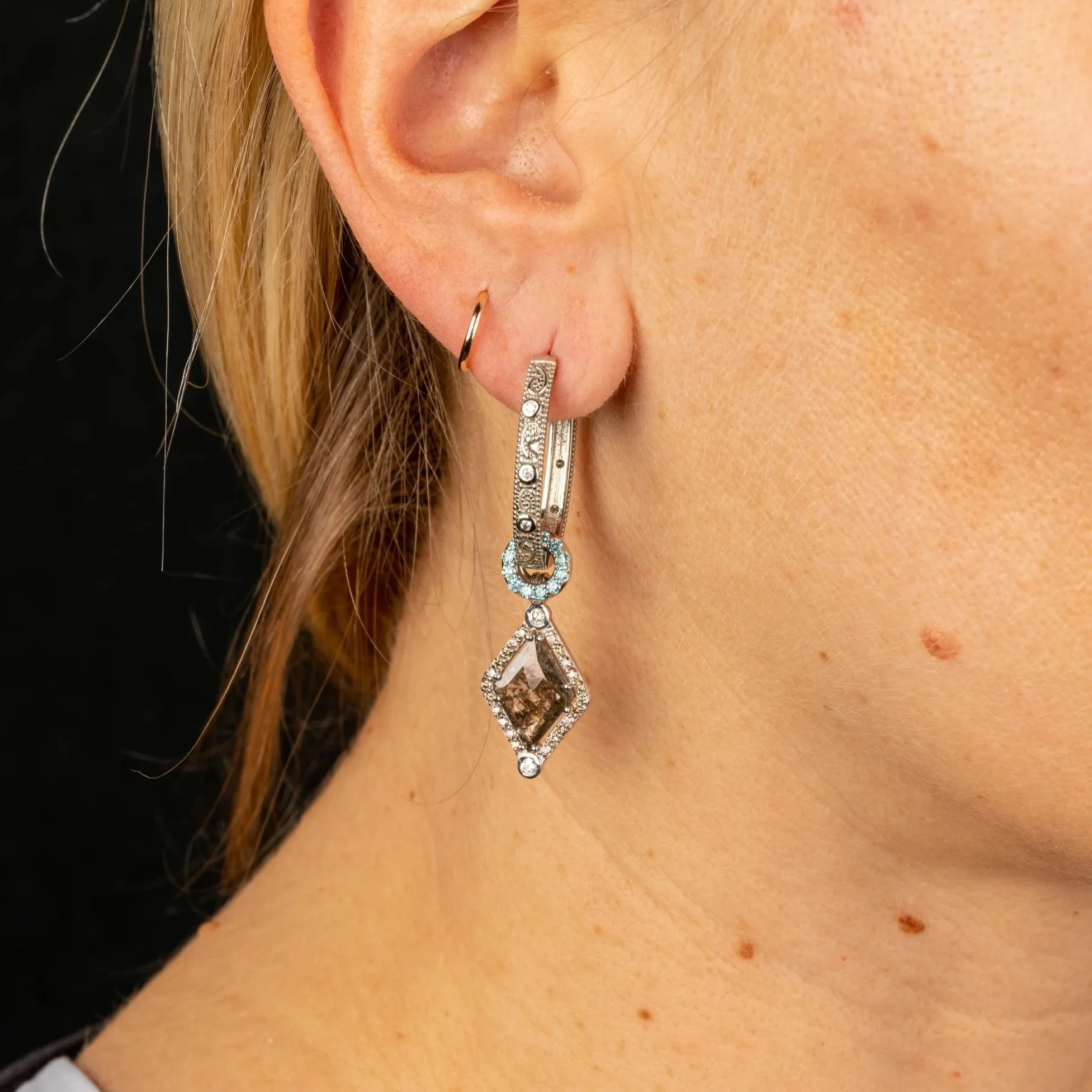 18k White Gold llyn Hoops