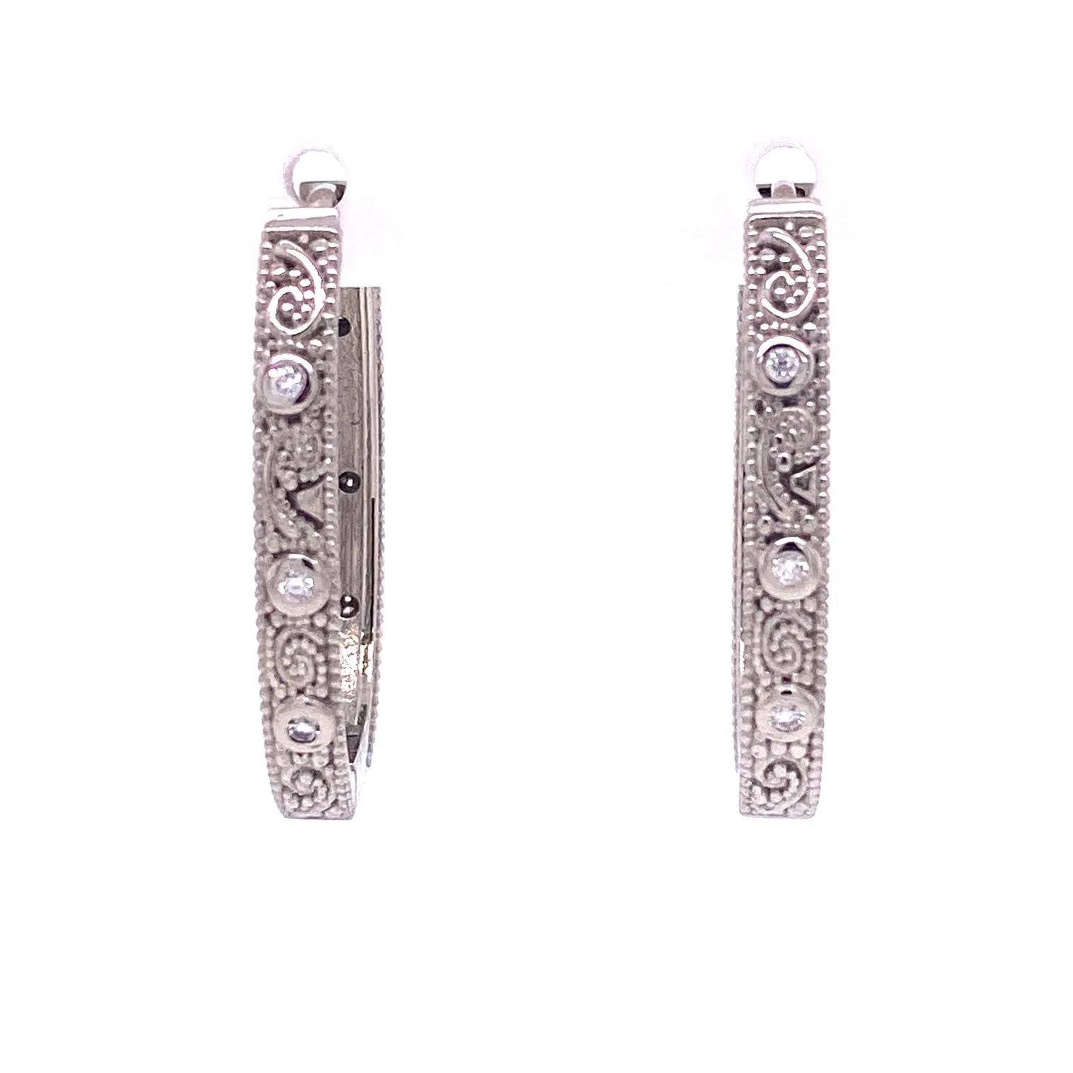 18k White Gold llyn Hoops